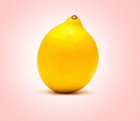 Citronolja och 19 andra saker en katt inte bör konsumera